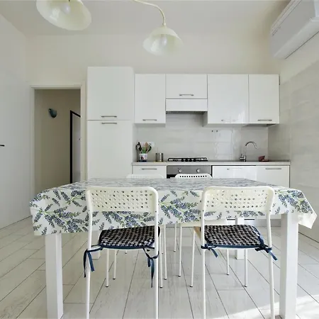 Colombo Apartment, Fronte * San Vincenzo
