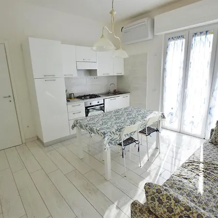 Colombo Apartment, Fronte