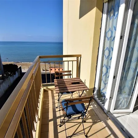 Colombo Apartment, Fronte *